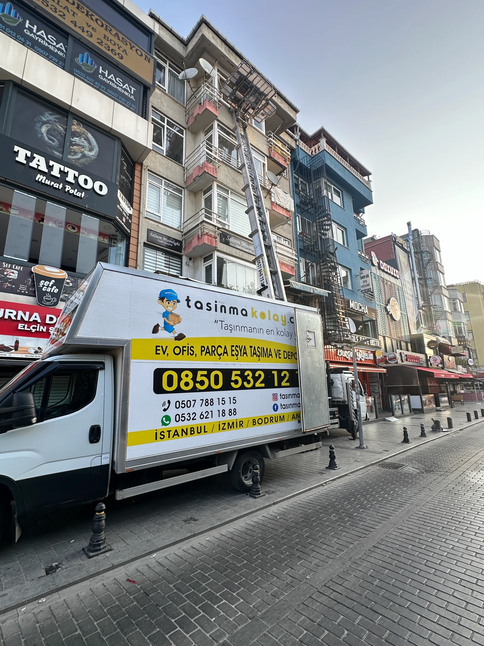 Kadıköy’de Dar Sokakta Ev Taşıma: Araç ve Bina Erişim Planı 1 Sokakta bina önüne yanaşmış Taşınma Kolay nakliye aracı